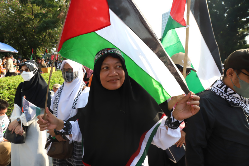 Ribuan warga yang tergabung dalam aksi solidaritas bela Palestina menggelar aksi demo di depan Kedutaan Besar Amerik Serikat menuntut memutuskan kerja sama dengan AS dan Israel (Ashar/SinPo.id)