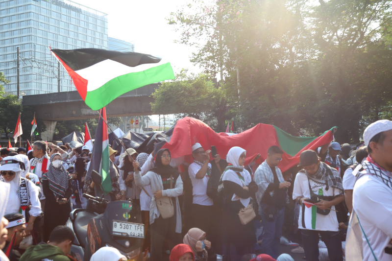 Ribuan warga yang tergabung dalam aksi solidaritas bela Palestina menggelar aksi demo di depan Kedutaan Besar Amerik Serikat menuntut memutuskan kerja sama dengan AS dan Israel (Ashar/SinPo.id)