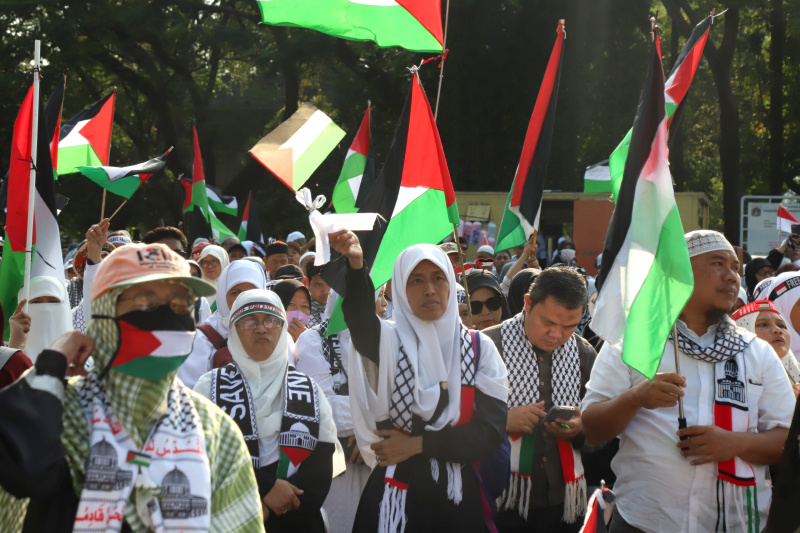 Ribuan warga yang tergabung dalam aksi solidaritas bela Palestina menggelar aksi demo di depan Kedutaan Besar Amerik Serikat menuntut memutuskan kerja sama dengan AS dan Israel (Ashar/SinPo.id)