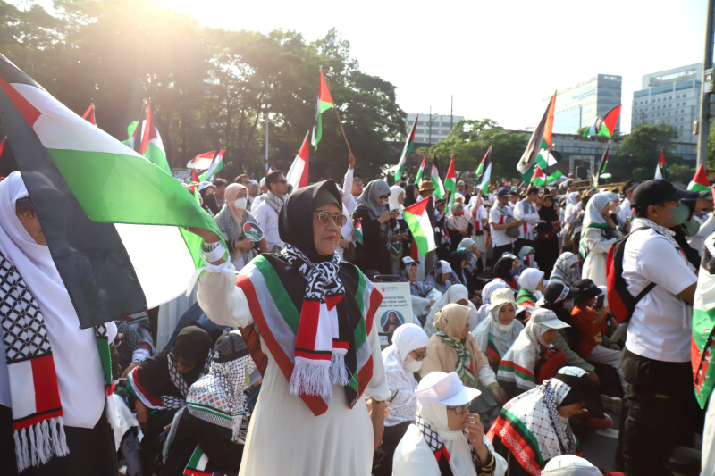 Ribuan warga yang tergabung dalam aksi solidaritas bela Palestina menggelar aksi demo di depan Kedutaan Besar Amerik Serikat menuntut memutuskan kerja sama dengan AS dan Israel (Ashar/SinPo.id)