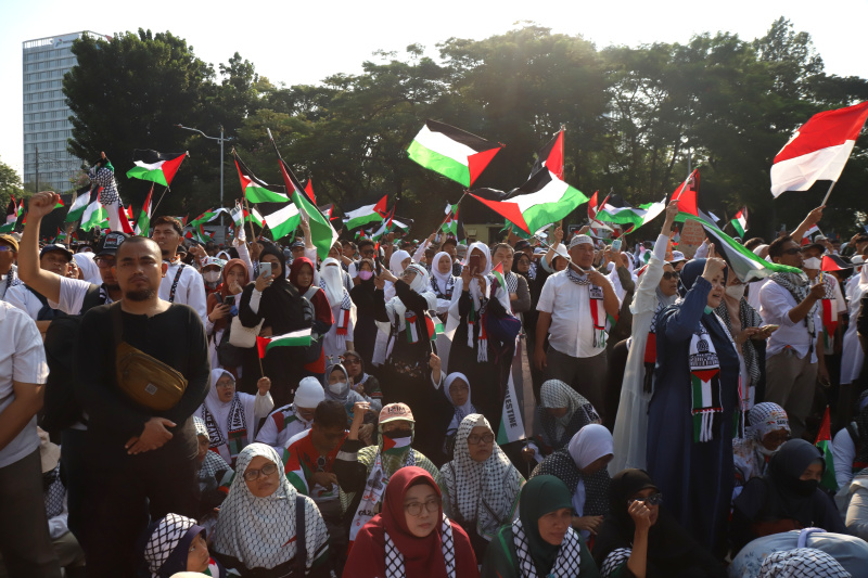 Ribuan warga yang tergabung dalam aksi solidaritas bela Palestina menggelar aksi demo di depan Kedutaan Besar Amerik Serikat menuntut memutuskan kerja sama dengan AS dan Israel (Ashar/SinPo.id)