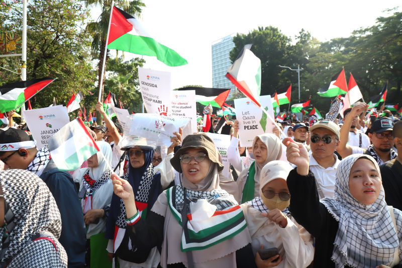 Ribuan warga yang tergabung dalam aksi solidaritas bela Palestina menggelar aksi demo di depan Kedutaan Besar Amerik Serikat menuntut memutuskan kerja sama dengan AS dan Israel (Ashar/SinPo.id)