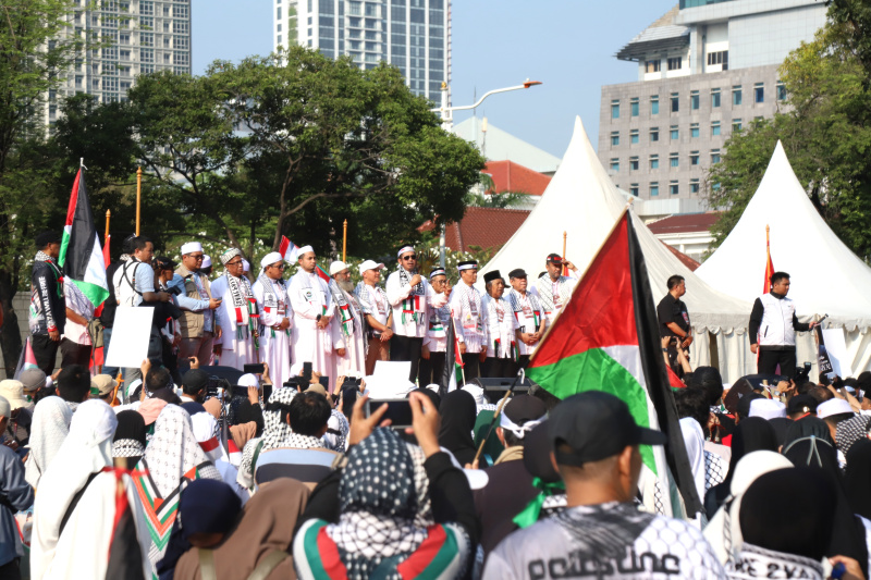 Ribuan warga yang tergabung dalam aksi solidaritas bela Palestina menggelar aksi demo di depan Kedutaan Besar Amerik Serikat menuntut memutuskan kerja sama dengan AS dan Israel (Ashar/SinPo.id)