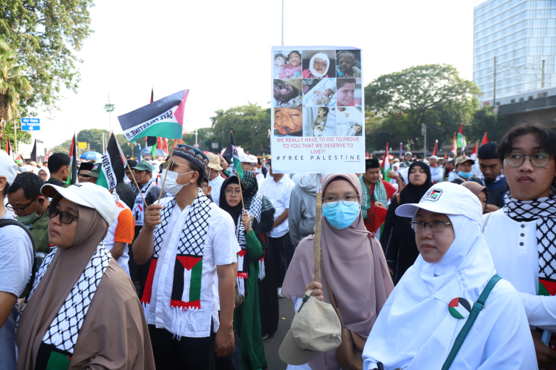 Ribuan warga yang tergabung dalam aksi solidaritas bela Palestina menggelar aksi demo di depan Kedutaan Besar Amerik Serikat menuntut memutuskan kerja sama dengan AS dan Israel (Ashar/SinPo.id)