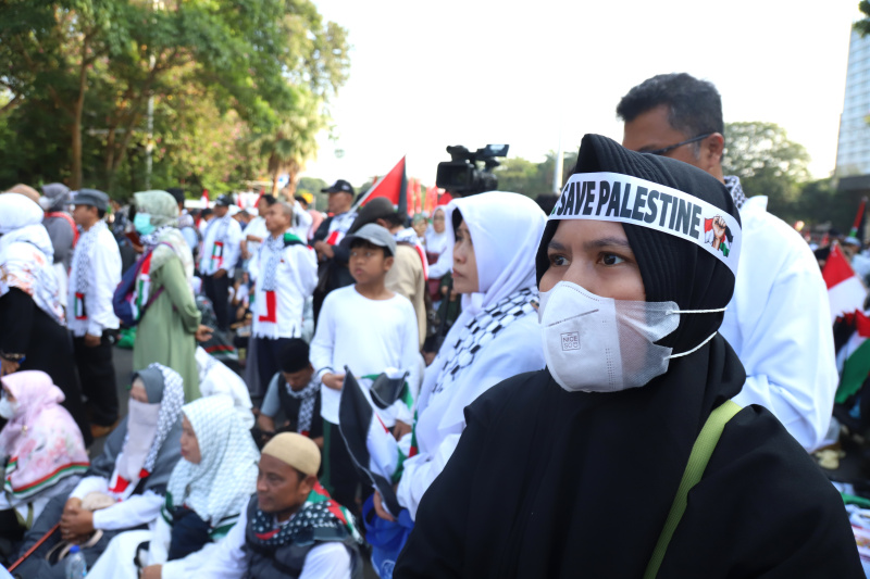 Ribuan warga yang tergabung dalam aksi solidaritas bela Palestina menggelar aksi demo di depan Kedutaan Besar Amerik Serikat menuntut memutuskan kerja sama dengan AS dan Israel (Ashar/SinPo.id)