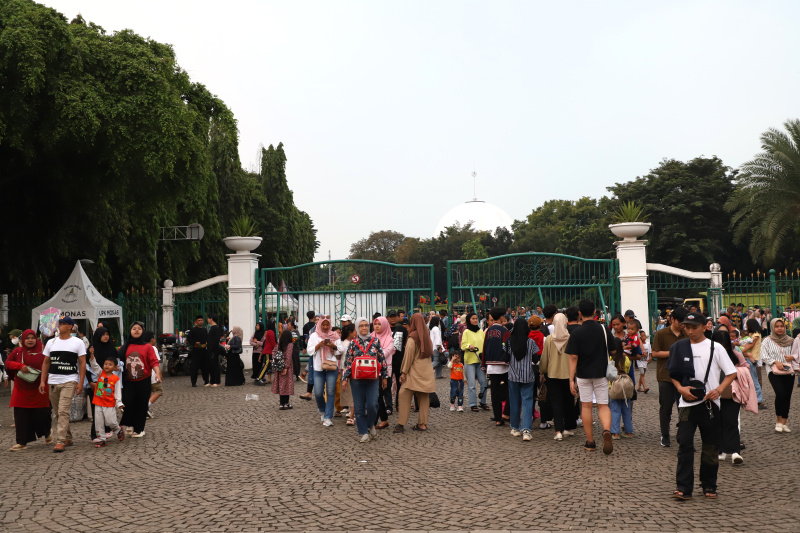 Ribuan warga berbondong-bondong menghadiri HUT Jakarta ke-497 di Monas (Ashar/SinPo.id)