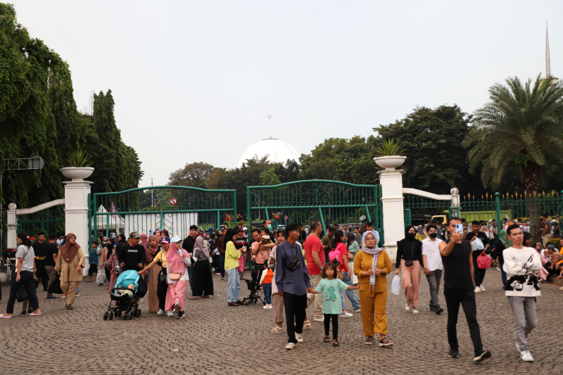 Ribuan warga berbondong-bondong menghadiri HUT Jakarta ke-497 di Monas (Ashar/SinPo.id)