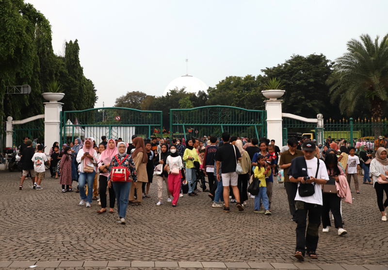 Ribuan warga berbondong-bondong menghadiri HUT Jakarta ke-497 di Monas (Ashar/SinPo.id)