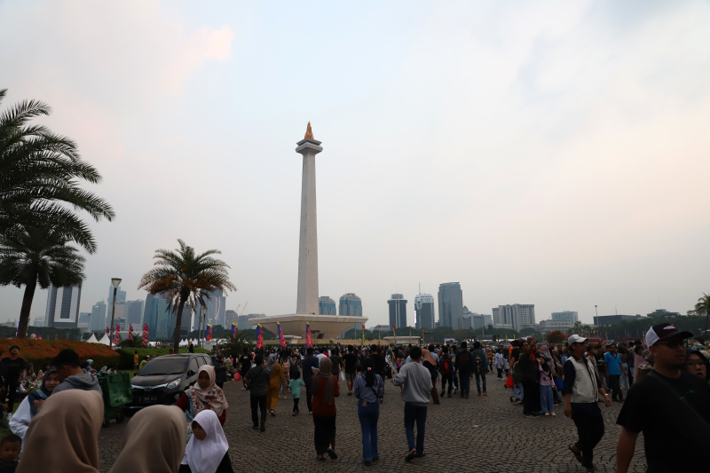 Ribuan warga berbondong-bondong menghadiri HUT Jakarta ke-497 di Monas (Ashar/SinPo.id)