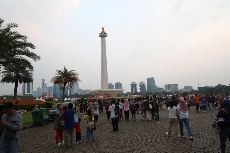 Ribuan warga berbondong-bondong menghadiri HUT Jakarta ke-497 di Monas (Ashar/SinPo.id)