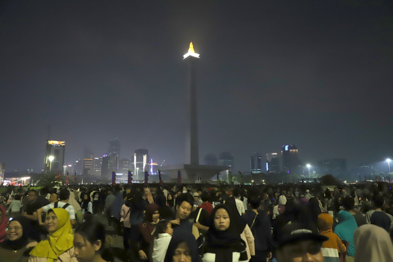 Ribuan warga berbondong-bondong menghadiri HUT Jakarta ke-497 di Monas (Ashar/SinPo.id)