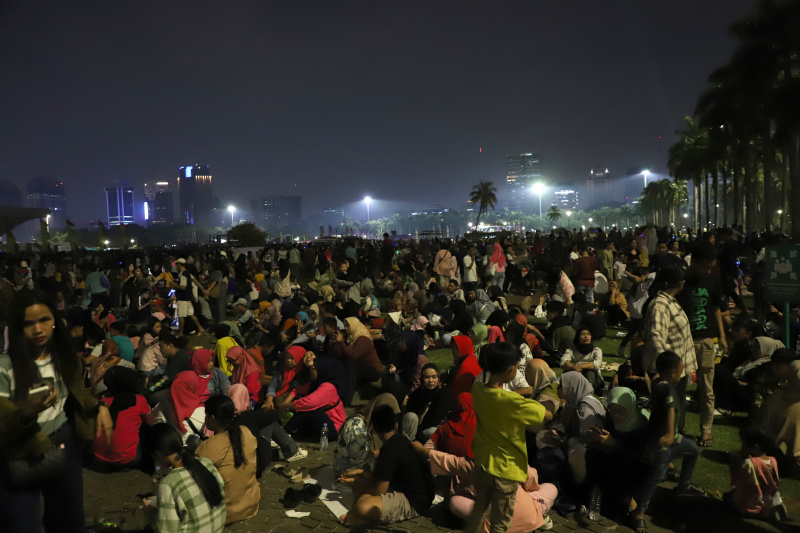 Ribuan warga berbondong-bondong menghadiri HUT Jakarta ke-497 di Monas (Ashar/SinPo.id)