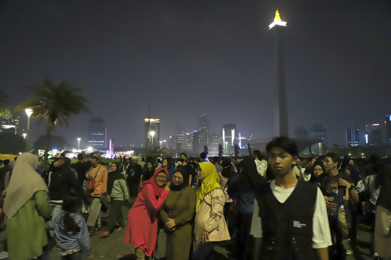 Ribuan warga berbondong-bondong menghadiri HUT Jakarta ke-497 di Monas (Ashar/SinPo.id)