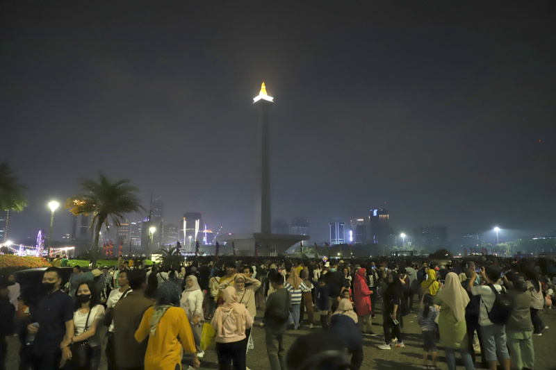 Ribuan warga berbondong-bondong menghadiri HUT Jakarta ke-497 di Monas (Ashar/SinPo.id)