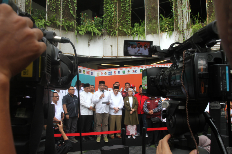 Paslon 01 Cagub-Cawagub Ridwan Kamil-Suswono memberikan ucapan selamat kepada paslon 03 Pramono-Rano Karno terpilih sebagai Gubernur Jakarta (Ashar/SinPo.id)