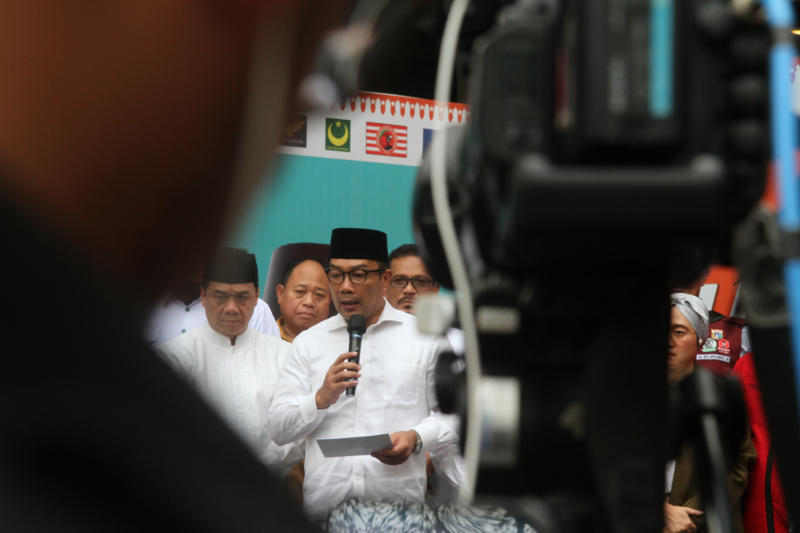 Paslon 01 Cagub-Cawagub Ridwan Kamil-Suswono memberikan ucapan selamat kepada paslon 03 Pramono-Rano Karno terpilih sebagai Gubernur Jakarta (Ashar/SinPo.id)