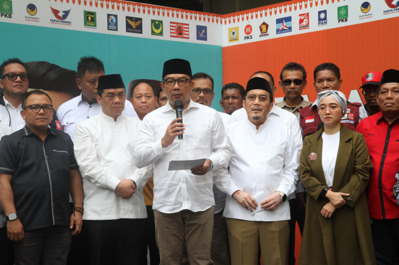 Paslon 01 Cagub-Cawagub Ridwan Kamil-Suswono memberikan ucapan selamat kepada paslon 03 Pramono-Rano Karno terpilih sebagai Gubernur Jakarta (Ashar/SinPo.id)