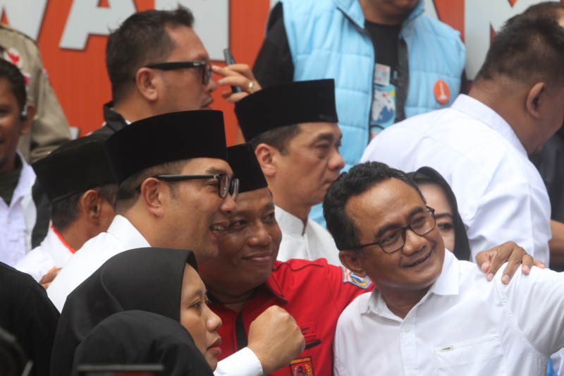 Paslon 01 Cagub-Cawagub Ridwan Kamil-Suswono memberikan ucapan selamat kepada paslon 03 Pramono-Rano Karno terpilih sebagai Gubernur Jakarta (Ashar/SinPo.id)