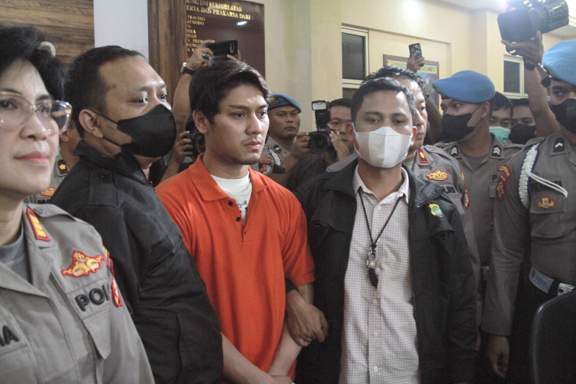 Rizky Billar resmi ditahan Polres Jakarta Selatan mengenai kasus KDRT terhadap istrinya Lesti Kejora (Ashar/SinPo.id)