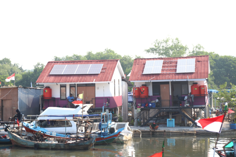 Pekerja sedang menyelesaikan rumah apung dan rumah panggung program dari Kementerian Pertahanan bekerja sama dengan Unhan untuk warga pesisir Muara Angke, Penjaringan untuk mengatasi sering terjadinya abrasi dan banjir rob (Ashar/SinPo.id)