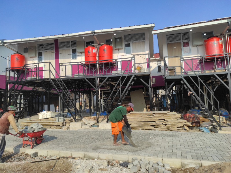 Pekerja sedang menyelesaikan rumah apung dan rumah panggung program dari Kementerian Pertahanan bekerja sama dengan Unhan untuk warga pesisir Muara Angke, Penjaringan untuk mengatasi sering terjadinya abrasi dan banjir rob (Ashar/SinPo.id)