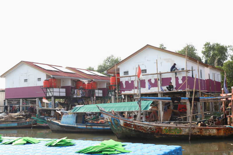 Pekerja sedang menyelesaikan rumah apung dan rumah panggung program dari Kementerian Pertahanan bekerja sama dengan Unhan untuk warga pesisir Muara Angke, Penjaringan untuk mengatasi sering terjadinya abrasi dan banjir rob (Ashar/SinPo.id)