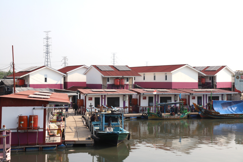 Pekerja sedang menyelesaikan rumah apung dan rumah panggung program dari Kementerian Pertahanan bekerja sama dengan Unhan untuk warga pesisir Muara Angke, Penjaringan untuk mengatasi sering terjadinya abrasi dan banjir rob (Ashar/SinPo.id)