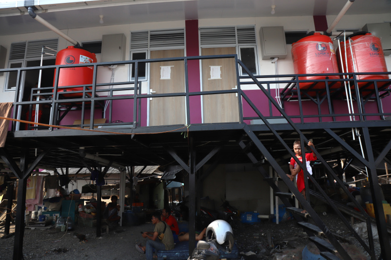 Pekerja sedang menyelesaikan rumah apung dan rumah panggung program dari Kementerian Pertahanan bekerja sama dengan Unhan untuk warga pesisir Muara Angke, Penjaringan untuk mengatasi sering terjadinya abrasi dan banjir rob (Ashar/SinPo.id)