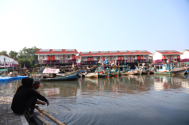 Pekerja sedang menyelesaikan rumah apung dan rumah panggung program dari Kementerian Pertahanan bekerja sama dengan Unhan untuk warga pesisir Muara Angke, Penjaringan untuk mengatasi sering terjadinya abrasi dan banjir rob (Ashar/SinPo.id)