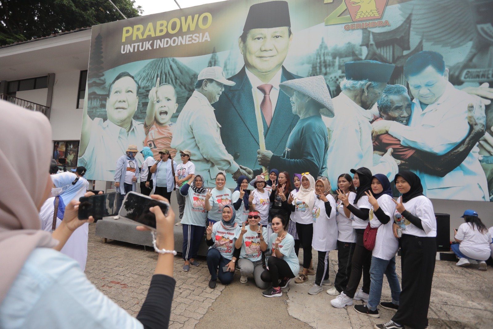 TKN Prabowo-Gibran gelar Sabtu Biru Ceria dengan Senam Joget Gemoy yang diikuti oleh Relawan Prabowo-Gibran di Sekretariat Bersama (Sekber) Slipi (Ashar/SinPo.id)