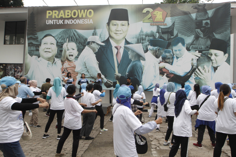 TKN Prabowo-Gibran gelar Sabtu Biru Ceria dengan Senam Joget Gemoy yang diikuti oleh Relawan Prabowo-Gibran di Sekretariat Bersama (Sekber) Slipi (Ashar/SinPo.id)