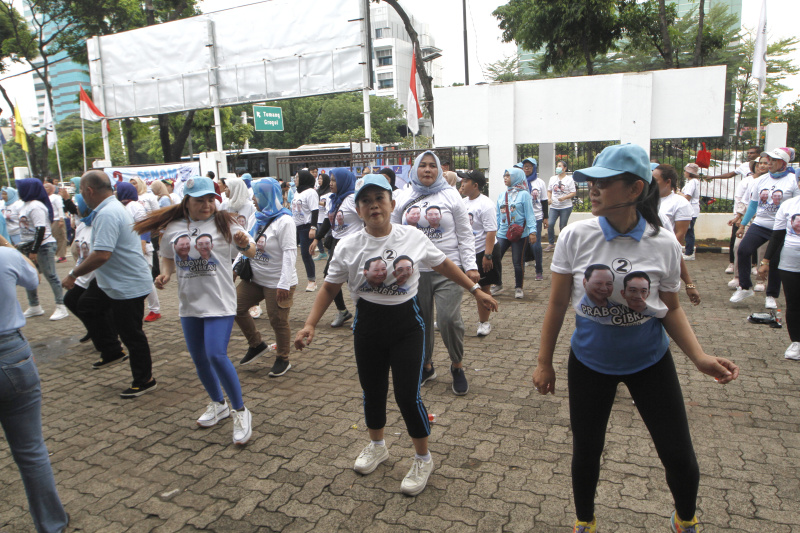 TKN Prabowo-Gibran gelar Sabtu Biru Ceria dengan Senam Joget Gemoy yang diikuti oleh Relawan Prabowo-Gibran di Sekretariat Bersama (Sekber) Slipi (Ashar/SinPo.id)