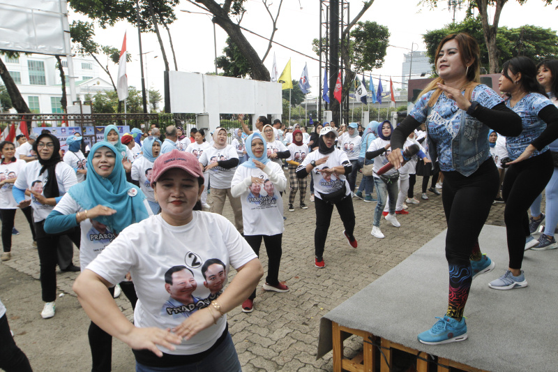 TKN Prabowo-Gibran gelar Sabtu Biru Ceria dengan Senam Joget Gemoy yang diikuti oleh Relawan Prabowo-Gibran di Sekretariat Bersama (Sekber) Slipi (Ashar/SinPo.id)