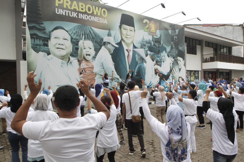 TKN Prabowo-Gibran gelar Sabtu Biru Ceria dengan Senam Joget Gemoy yang diikuti oleh Relawan Prabowo-Gibran di Sekretariat Bersama (Sekber) Slipi (Ashar/SinPo.id)