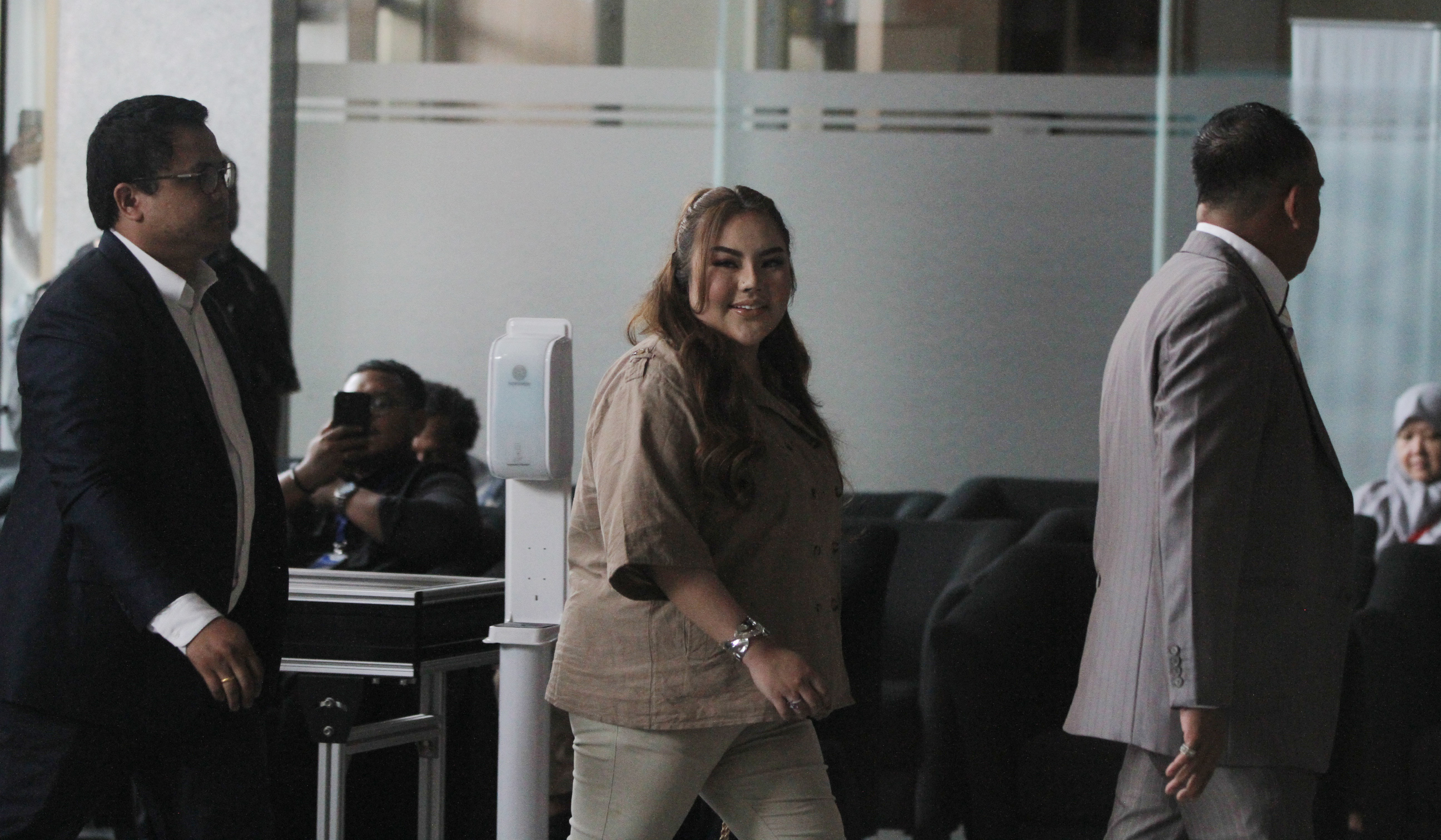 Lisa Mariana, memenuhi panggilan KPK. (Agus Priatna/SinPo.id)