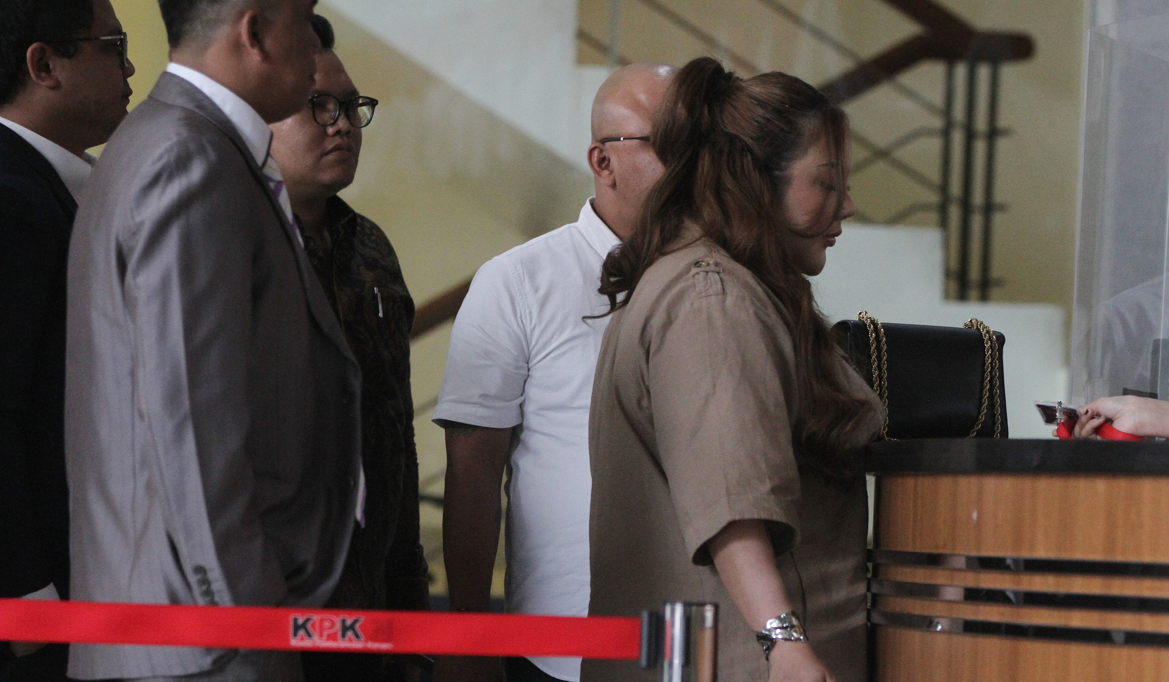 Lisa Mariana, memenuhi panggilan KPK. (Agus Priatna/SinPo.id)