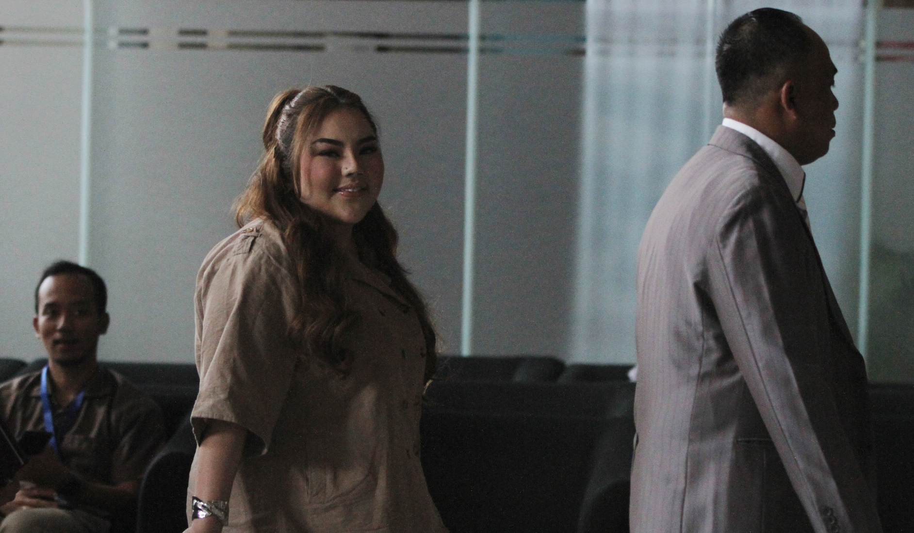 Lisa Mariana, memenuhi panggilan KPK. (Agus Priatna/SinPo.id)