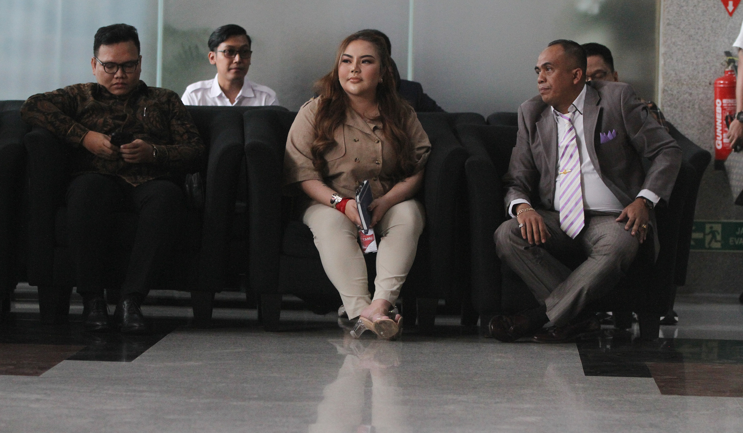 Lisa Mariana, memenuhi panggilan KPK. (Agus Priatna/SinPo.id)