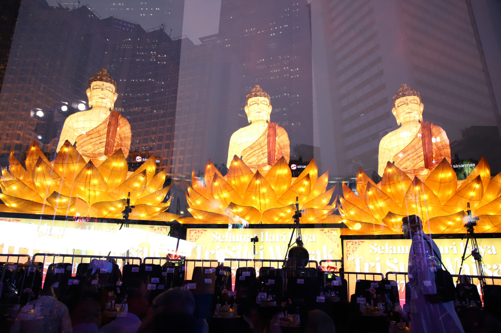 Pemprov DKI Jakarta sambut perayaan Hari Raya Waisak hiasi Bunderan HI dengan ornamen Patung Budha (Ashar/SinPo.id)