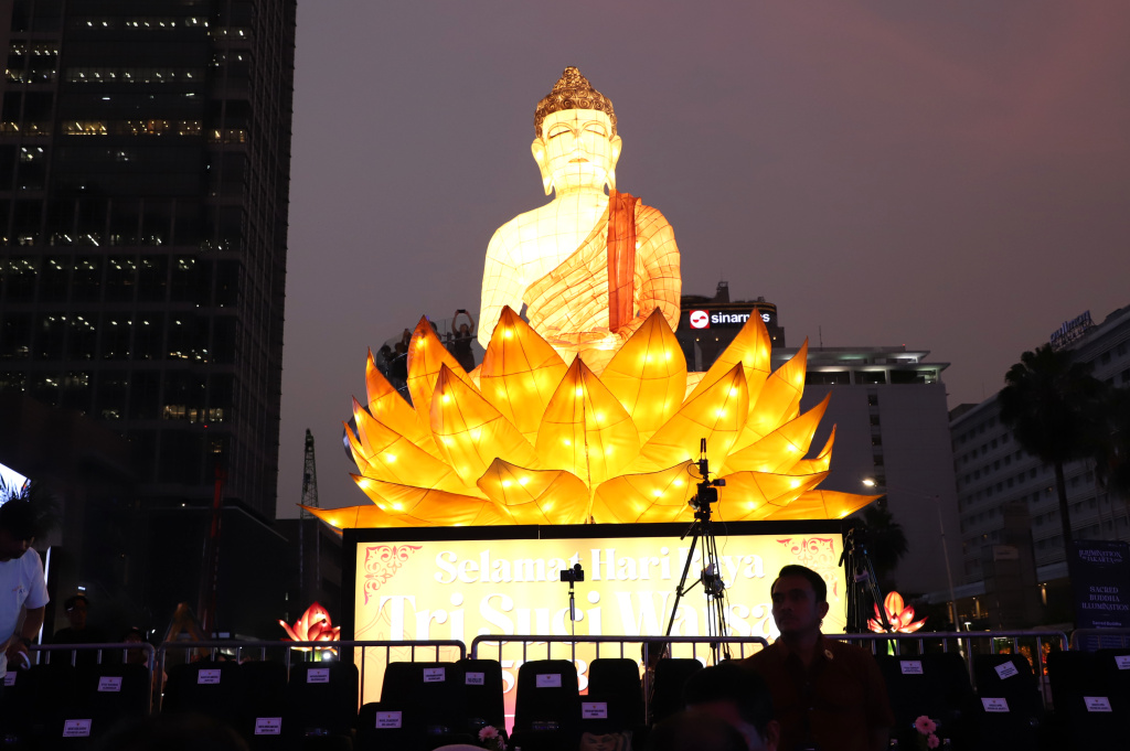 Pemprov DKI Jakarta sambut perayaan Hari Raya Waisak hiasi Bunderan HI dengan ornamen Patung Budha (Ashar/SinPo.id)