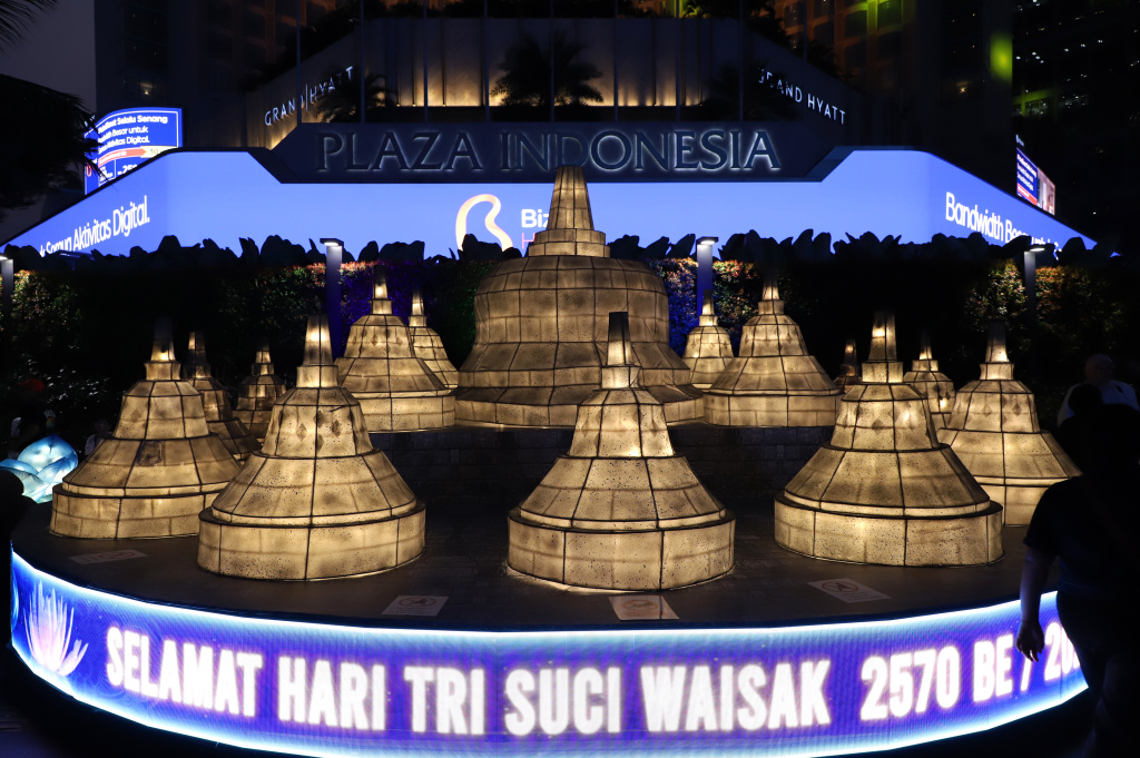 Pemprov DKI Jakarta sambut perayaan Hari Raya Waisak hiasi Bunderan HI dengan ornamen Patung Budha (Ashar/SinPo.id)
