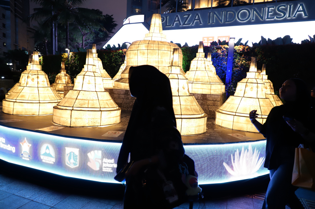 Pemprov DKI Jakarta sambut perayaan Hari Raya Waisak hiasi Bunderan HI dengan ornamen Patung Budha (Ashar/SinPo.id)