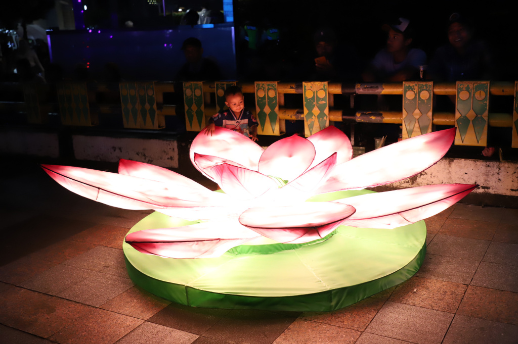 Pemprov DKI Jakarta sambut perayaan Hari Raya Waisak hiasi Bunderan HI dengan ornamen Patung Budha (Ashar/SinPo.id)