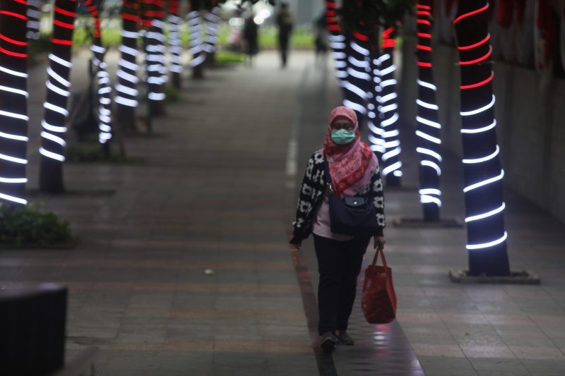 Ornamen lampu merah-putih menghiasi trotoar jalan Sudirman dalam rangka sambut HUT ke-80 RI (Ashar/SinPo.id)
