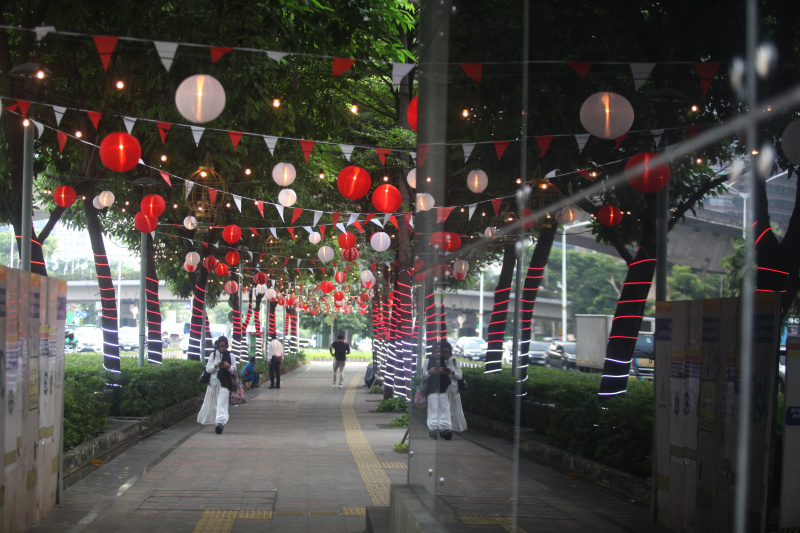 Ornamen lampu merah-putih menghiasi trotoar jalan Sudirman dalam rangka sambut HUT ke-80 RI (Ashar/SinPo.id)