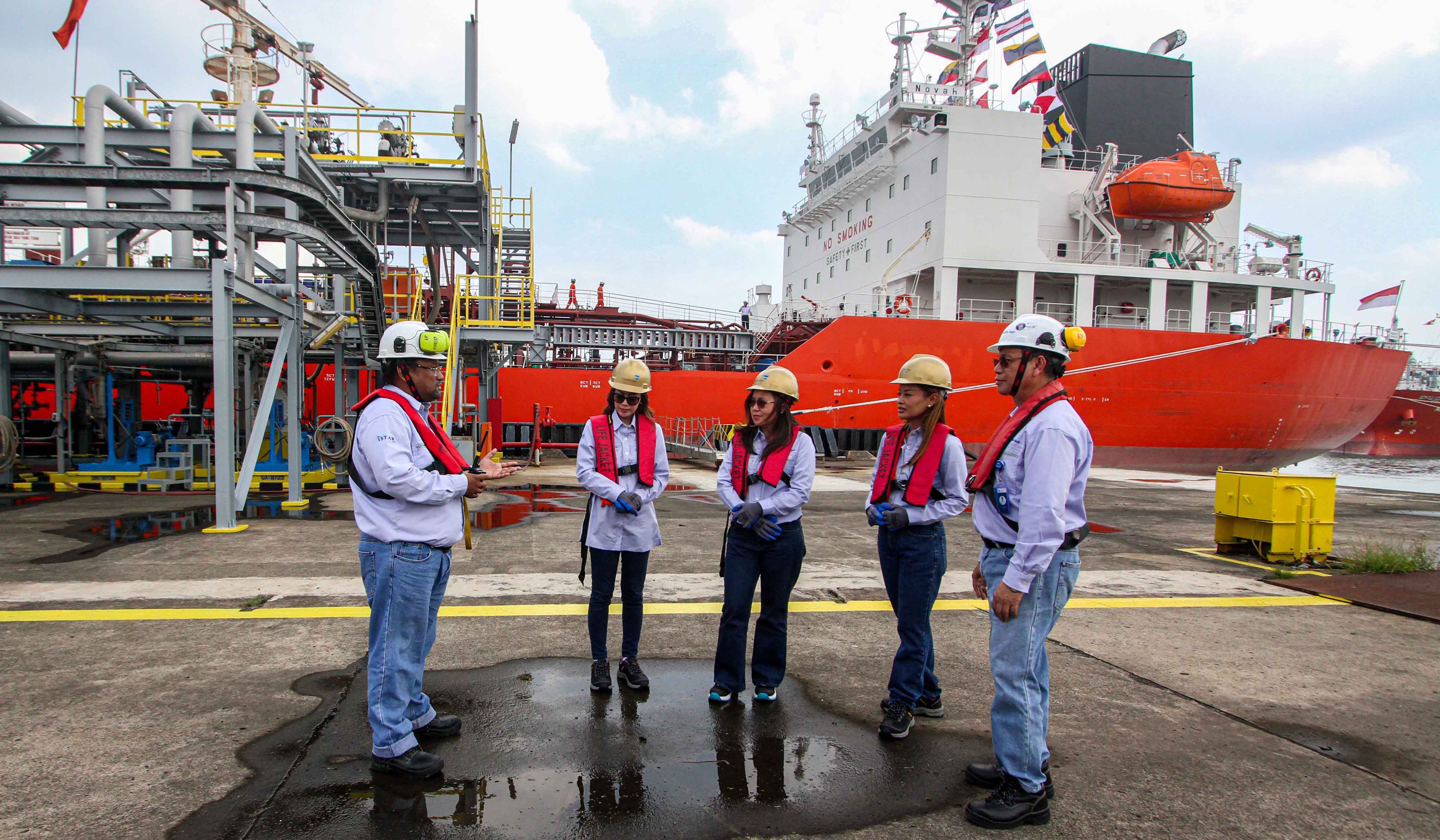 Kapal MT Novah saat sandar perdana di dermaga PT Chandra Pelabuhan Nusantara (CPN), Kota Cilegon. (Agus Priatna/SinPo.id)