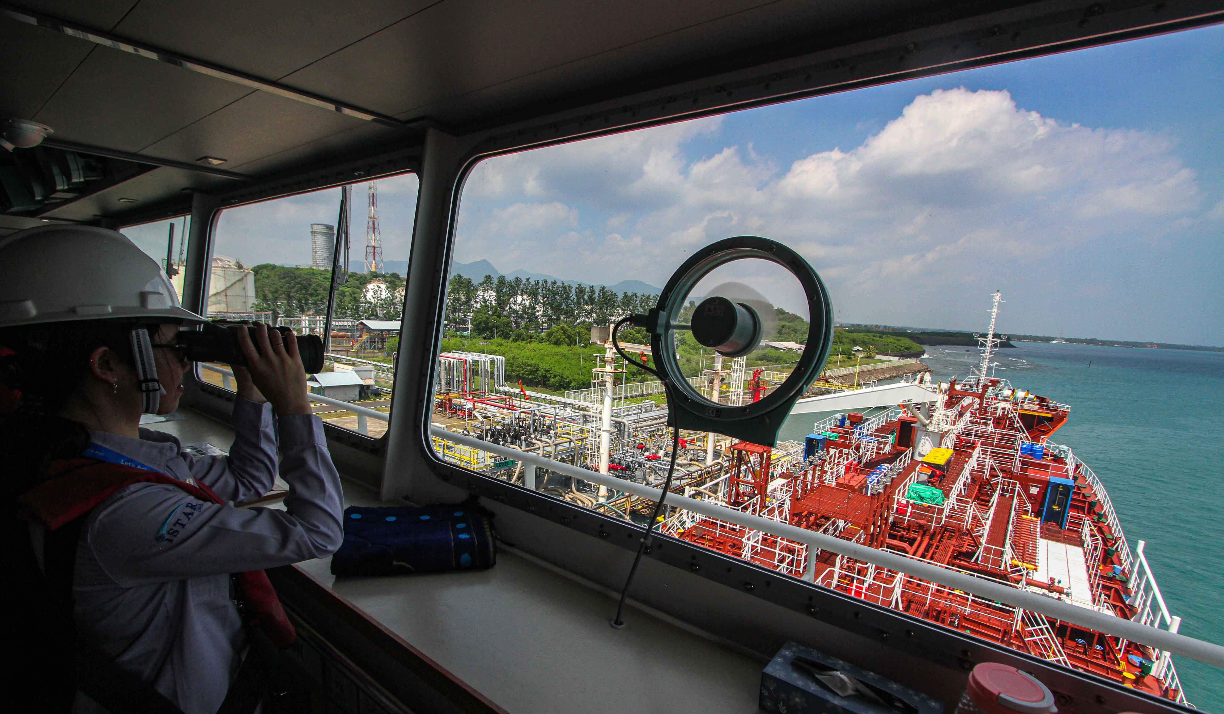 Kapal MT Novah saat sandar perdana di dermaga PT Chandra Pelabuhan Nusantara (CPN), Kota Cilegon. (Agus Priatna/SinPo.id)