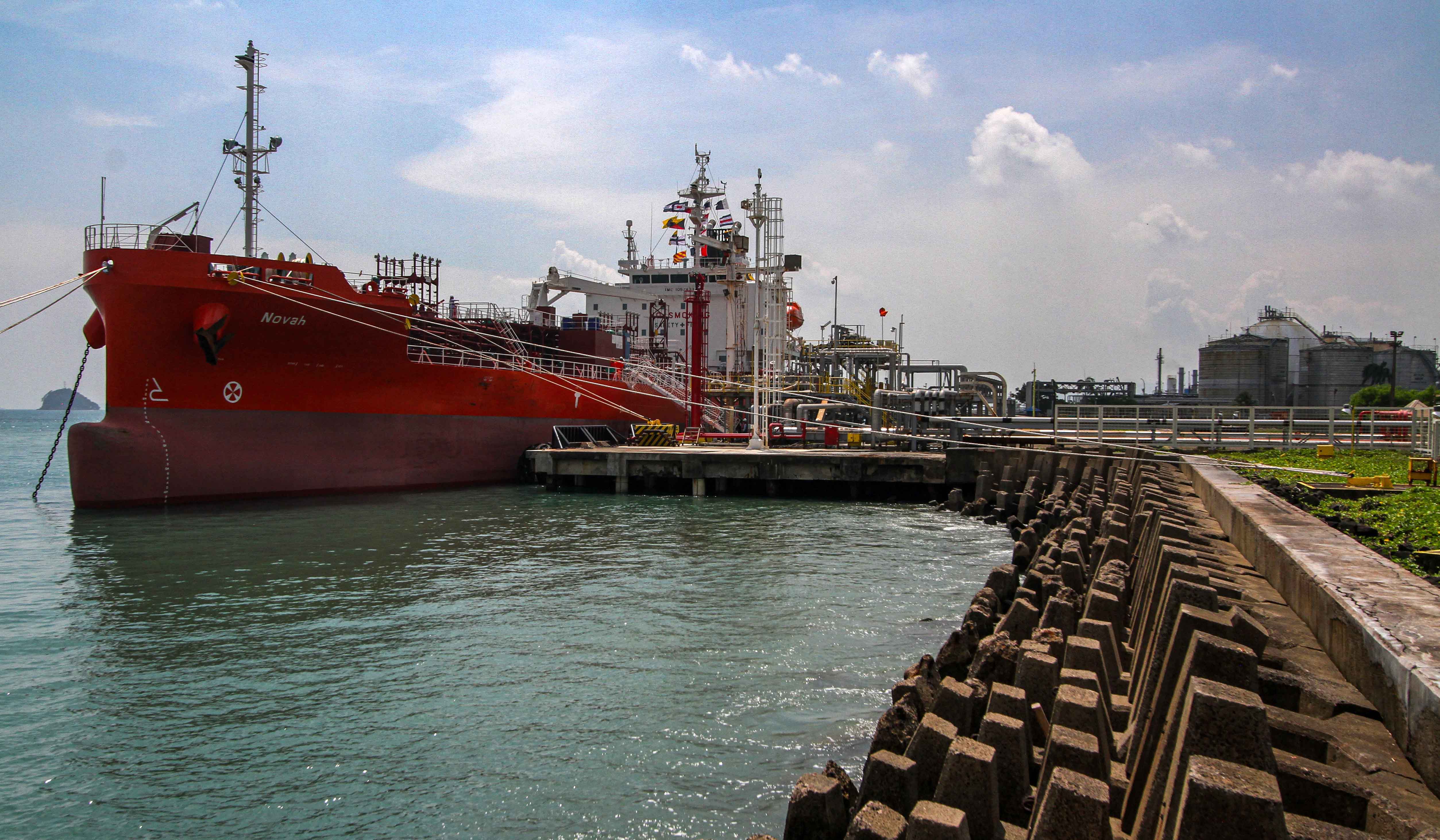 Kapal MT Novah saat sandar perdana di dermaga PT Chandra Pelabuhan Nusantara (CPN), Kota Cilegon. (Agus Priatna/SinPo.id)