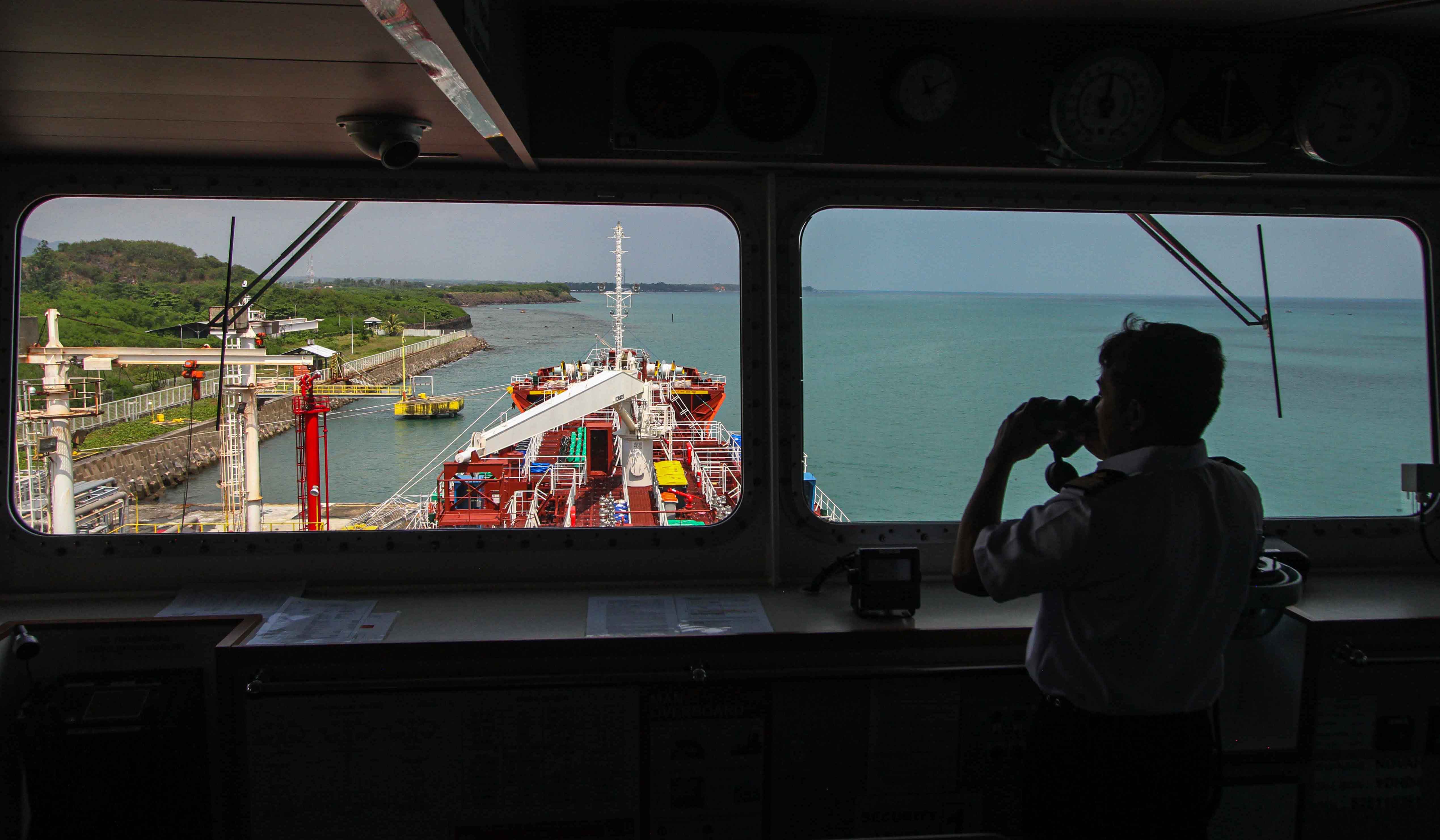 Kapal MT Novah saat sandar perdana di dermaga PT Chandra Pelabuhan Nusantara (CPN), Kota Cilegon. (Agus Priatna/SinPo.id)