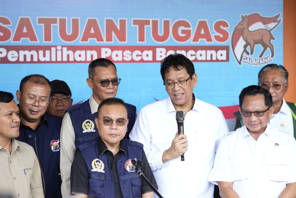 Satgas Galapana DPR memberikan hasil laporan hasil pemulihan bencana yang terjadi di Aceh, Sumatera Barat dan Sumatera Utara (Ashar/Foto:Yoga/SinPo.id)